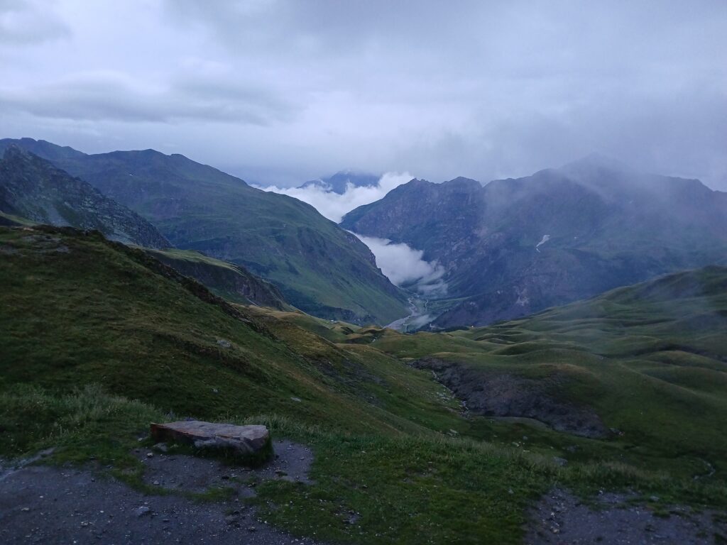 το βροχερό ξημέρωμα έξω από το καταφύγιο croix de bonhomme - Αλπεις